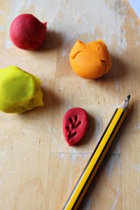 Free printable tree play dough mat for autumn sensory play - NurtureStore