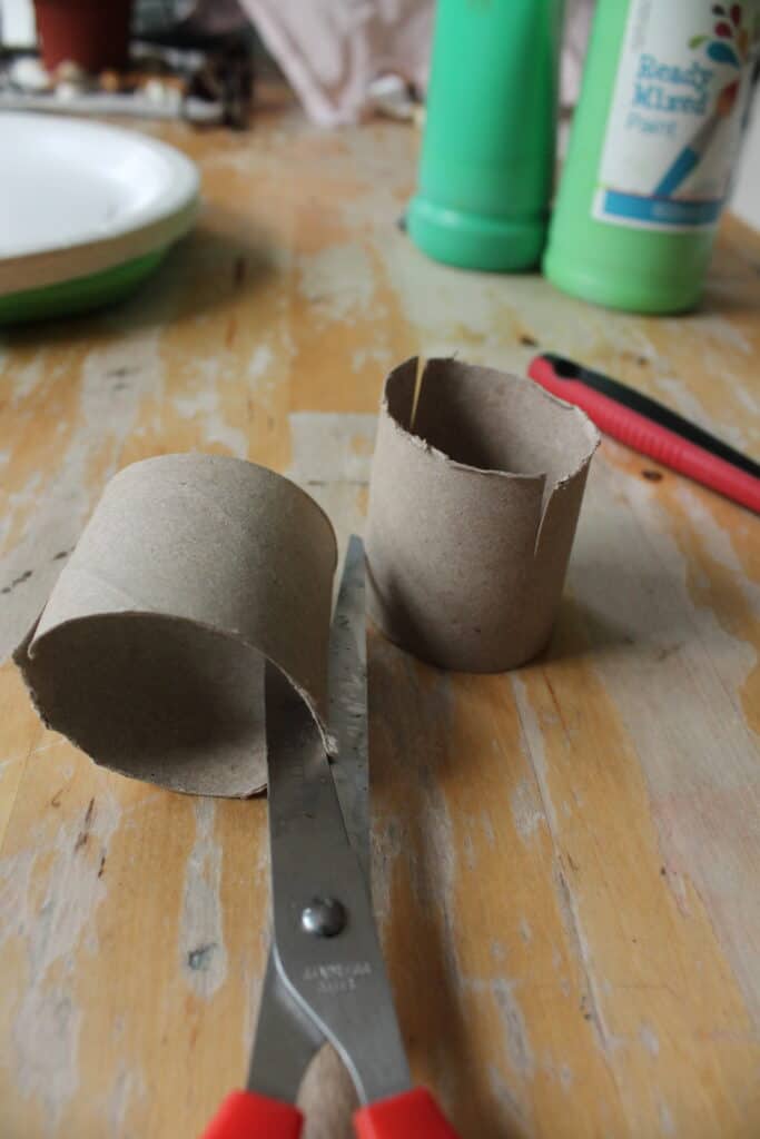 make a dinosaur crafts from toilet rolls