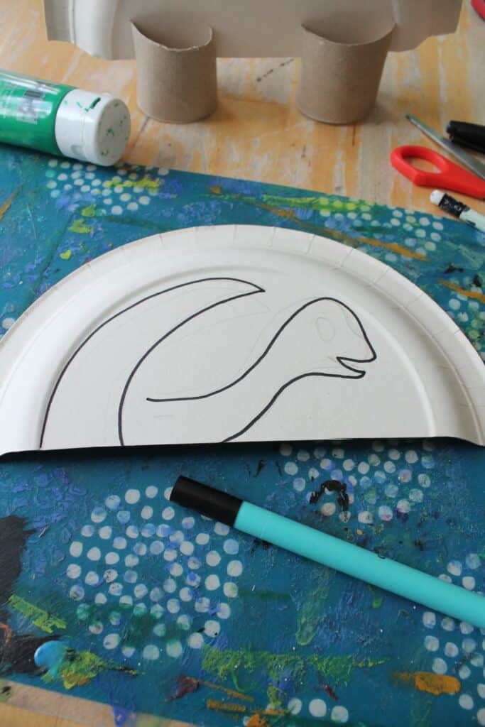 making a dinosaur from a paper plate